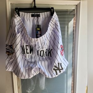 WOMEN'S NEW YORK YANKEES SHORTS SIZE 2XL